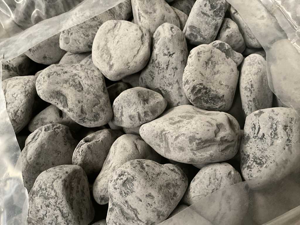 36 bags of decorative boulders BLUESTONE PEBBLES 40-60 mm(20kg)