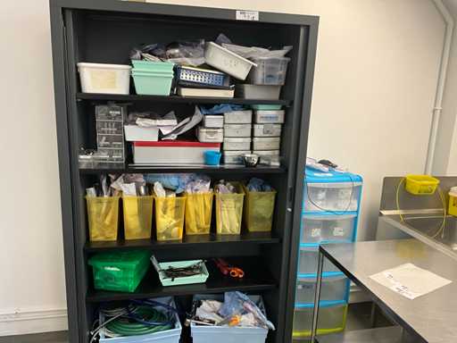 Metalen kast chirurgisch keukengerei