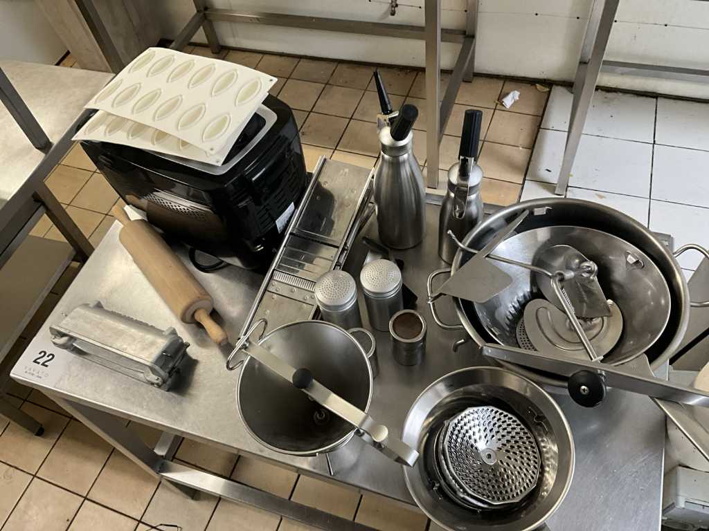 Batch of various kitchen utensils