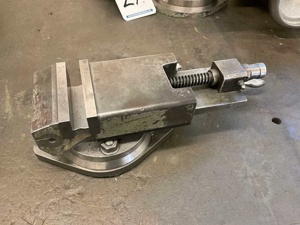 Machine vise with swivel function