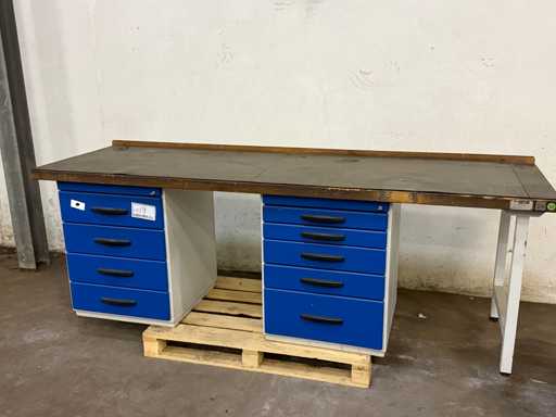   Banco de trabajo con armario de cajones