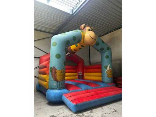 Singe château gonflable (7 m x 6 m)