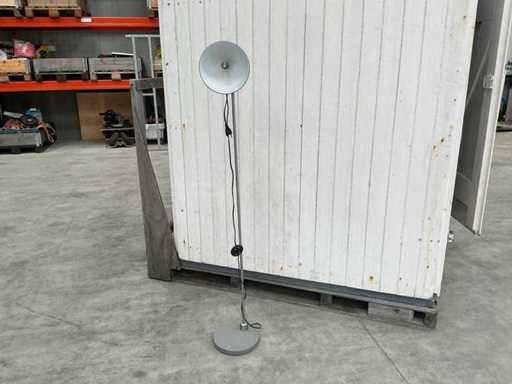 Massive Bodenstandlampe
