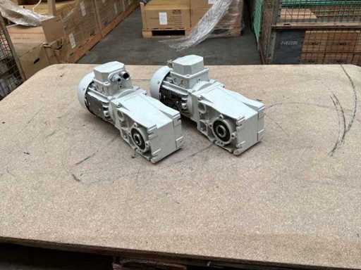 Lenze MDEMAXX063-32C0C geared motor (2x)