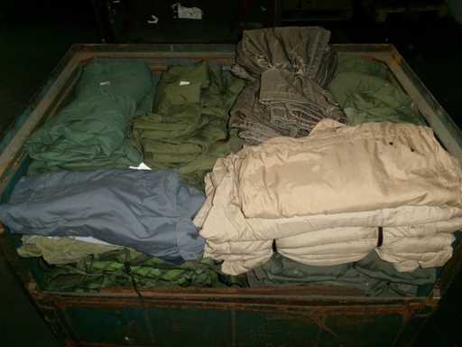 kg Mélange de vêtements, défectueux, coloré (G3) (140kg)