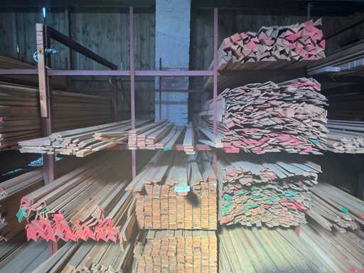 Lot de lattes de bois en position