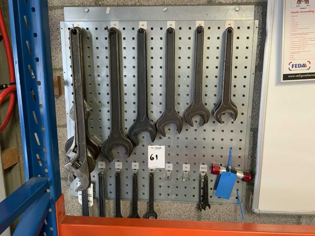 Wall board with spanners