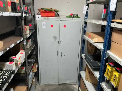 Sortierte Charge von CNC-Kabeln und Adaptern