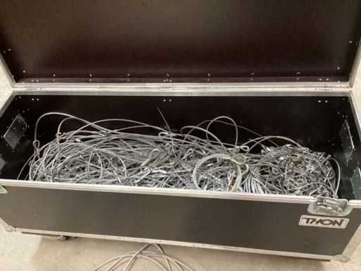 Lotto misto di sicure di varie lunghezze, spessori vari, con moschettone nella custodia di volo con 4 ruote girevoli