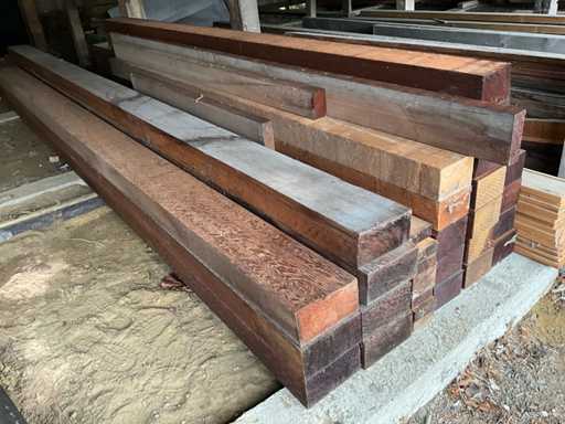 Varie travi e assi di legno (75x), incluso il cedro