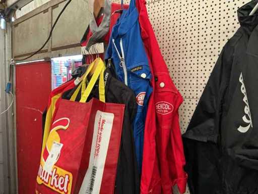 Verschiedene unbenutzte Werbearbeitskleidung (10x)