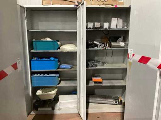 Metalen kasten met inhoud (2x)