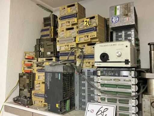 Vari dispositivi elettronici/pezzi di ricambio