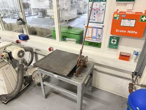   Plaque de redressage + cisaille à main