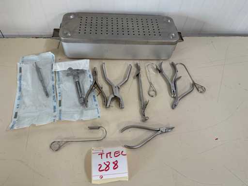 MELAG – Sterilisationsbox mit Instrumenten