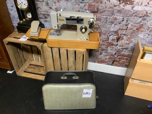 Mașina de cusut vintage Vesta