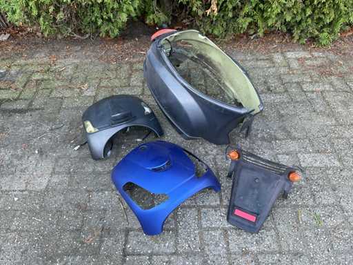 Diverses pièces de scooter