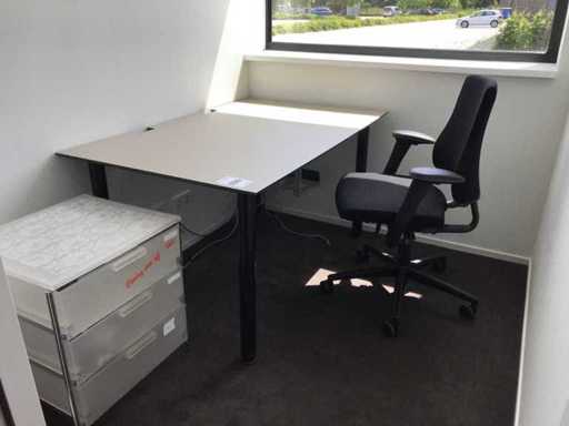 Chaise de bureau Axia avec bureau et unité à tiroir Kartell (3x)