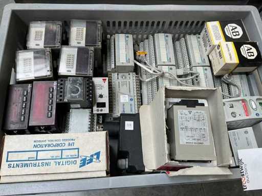 Lotto di parti elettrotecniche