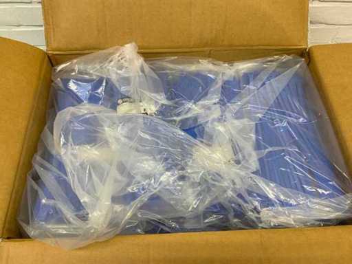 O mulțime de bride de cablu, câte 50 de saci de câte 100 de bucăți fiecare