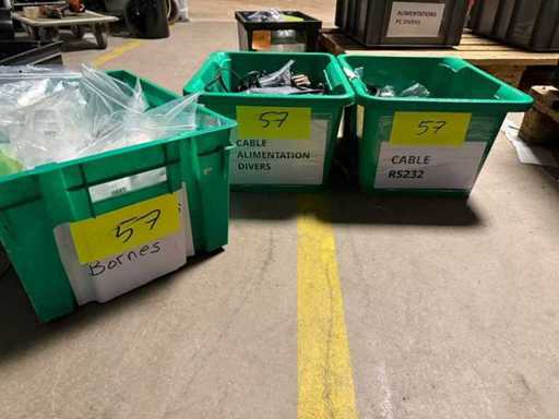 Set de diverse cabluri: DVI - Sursă de alimentare - VGA - Sursă de alimentare pentru PC - Antenă mini - port USB