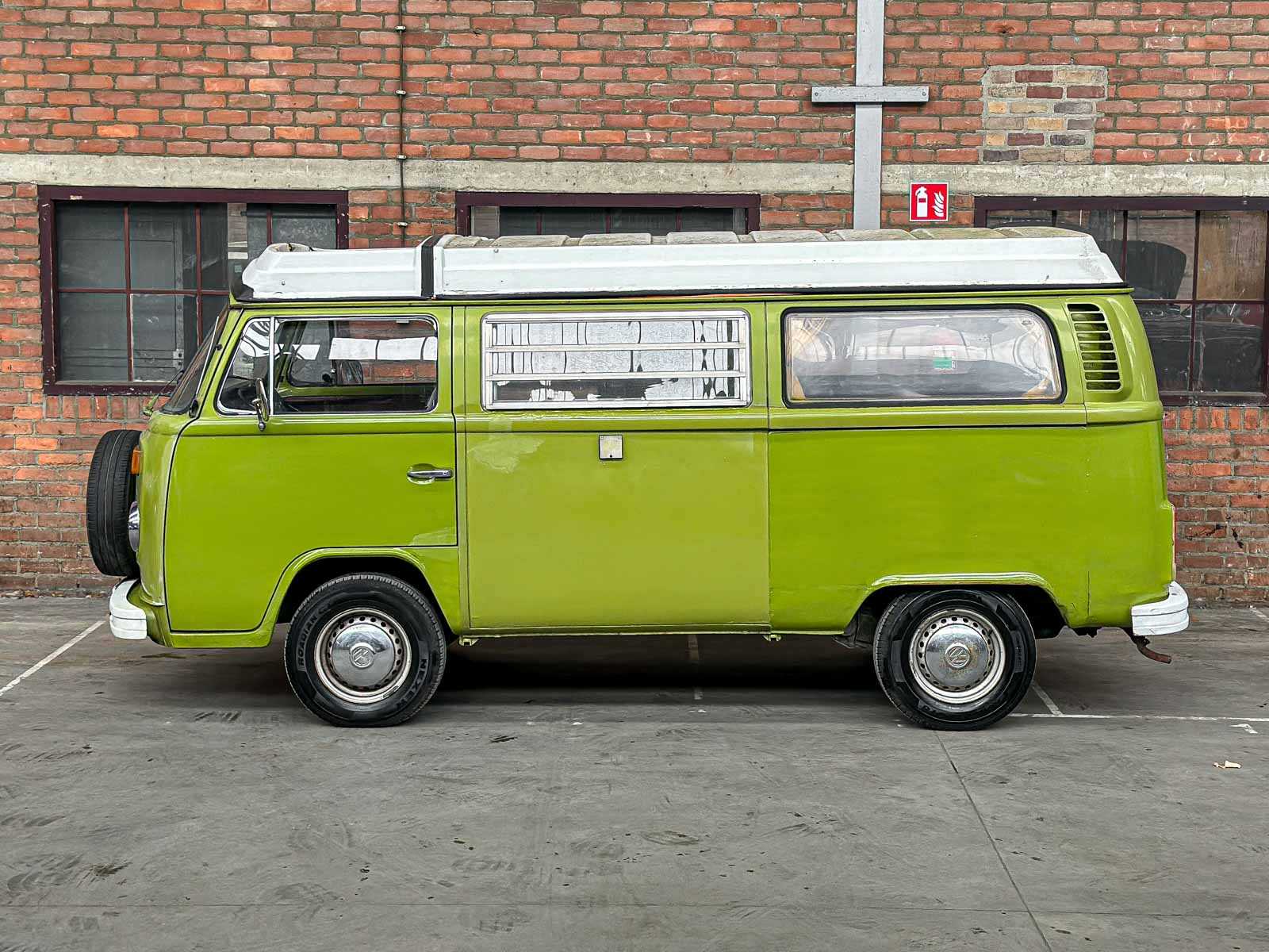 Volkswagen 23 Kampeerauto 1977, 00-SL-64 Camper