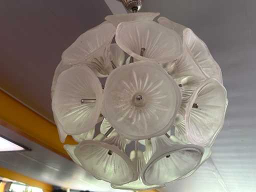 Lamp? suspendat? în stilul anilor 60