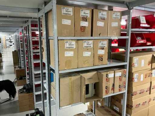 O mulțime de dulapuri de perete PL ST diverse (23x)