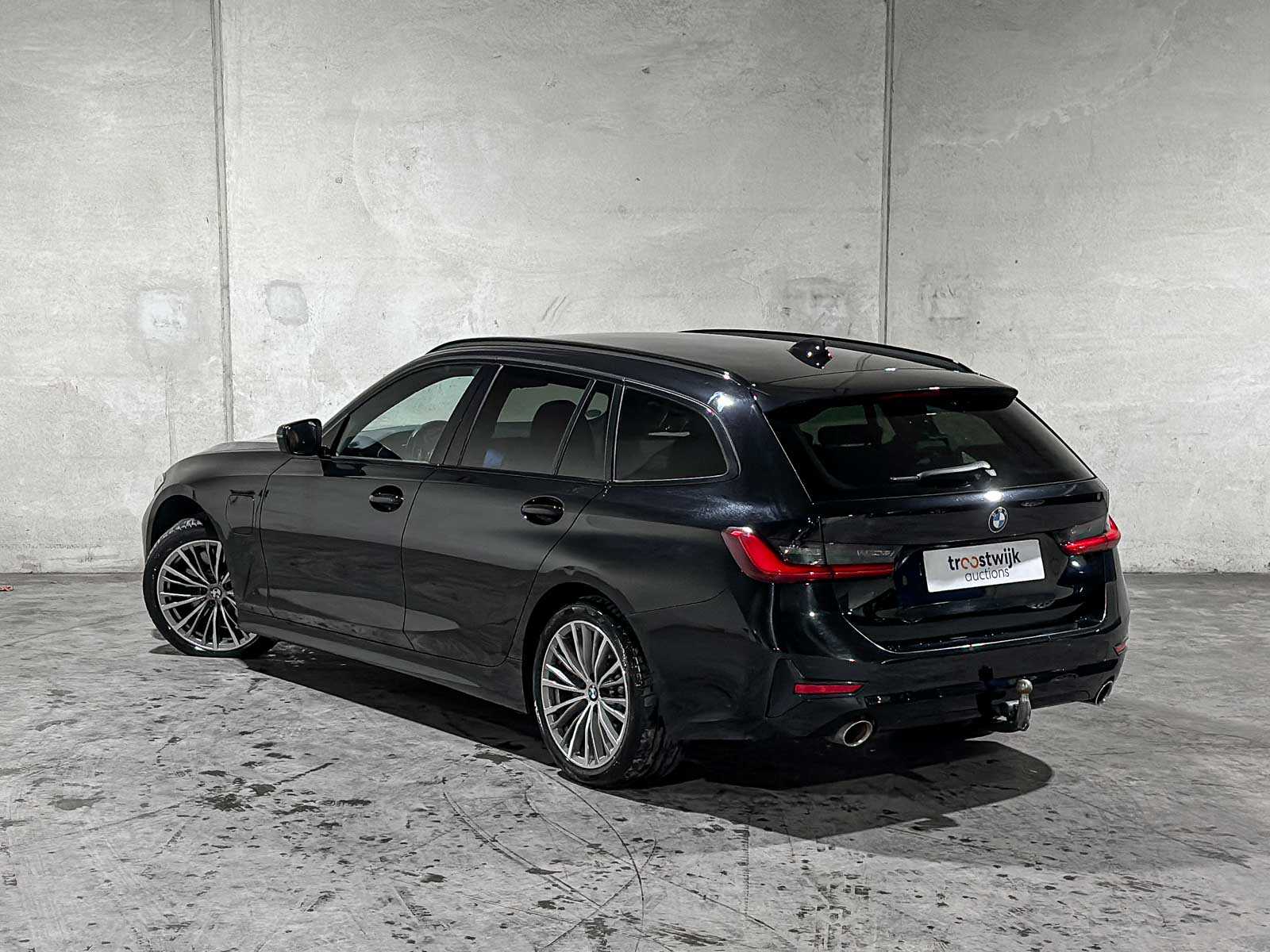 BMW 330e Touring Business Edition Plus 184pk 2021 3-serie (Origineel-NL + 1e Eigenaar) L-480-TL