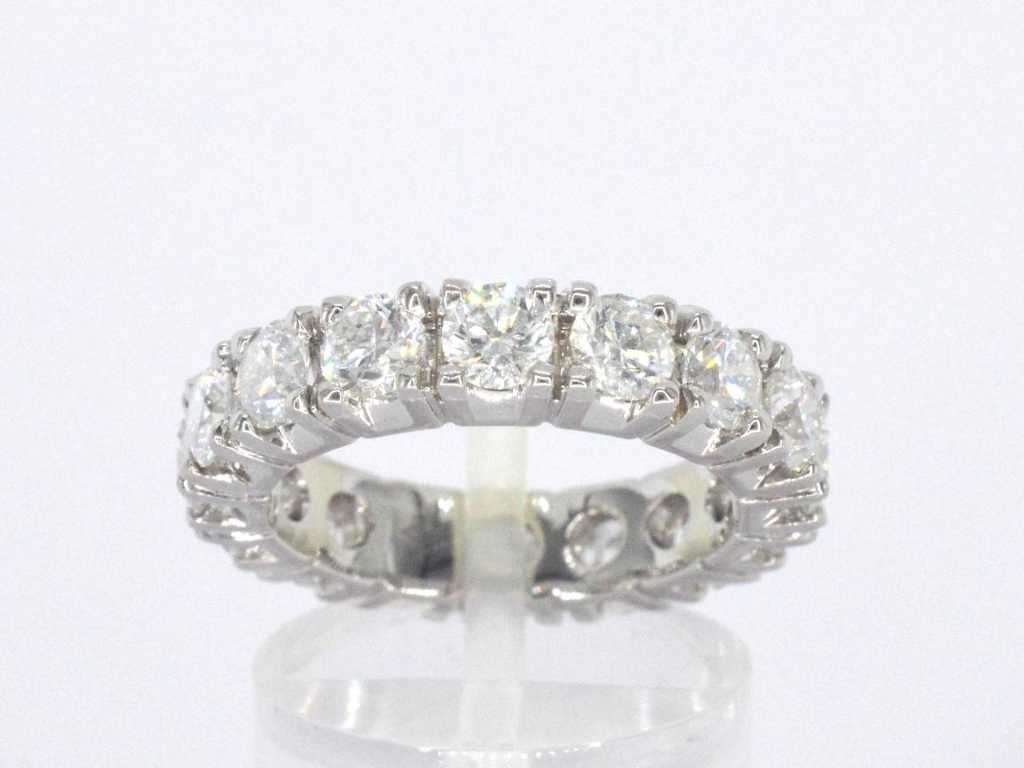 Ekskluzywny pierścionek sojuszu z białego złota z bardzo wysokiej jakości diamentami
