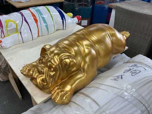 Harzfigur eines liegenden englischen Bulldoggens 90 cm