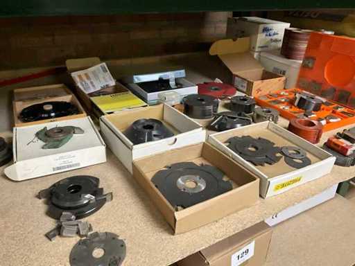 Lotto di varie cose tra cui varie teste di fresatura e accessori