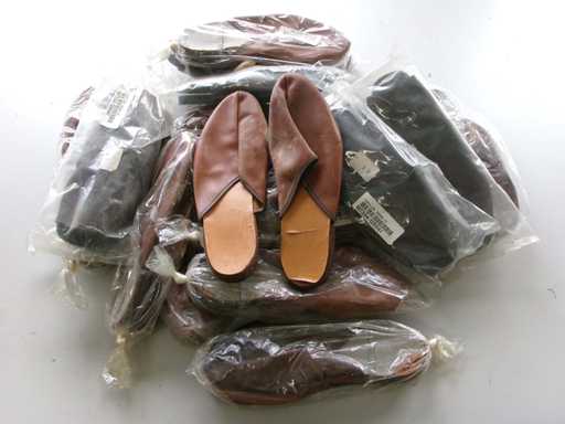 Schwed. Hausschuhe, neuwertig mit Lagerspuren (R15) (19x)