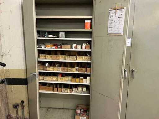 Metalen 2-deurs archiefkast met inhoud