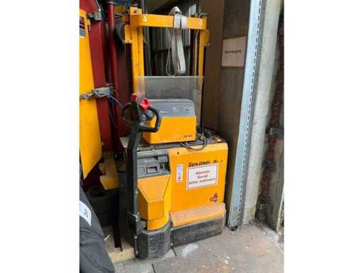 Jungheinrich electric stacker with charger – non-functional / to be repaired