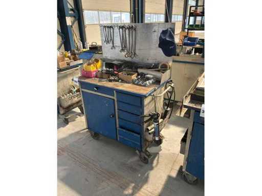 Werkzeugwagen mit Inhalten