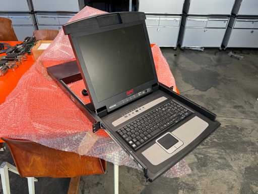 APC - Monitor do monta?u w szafie serwerowej