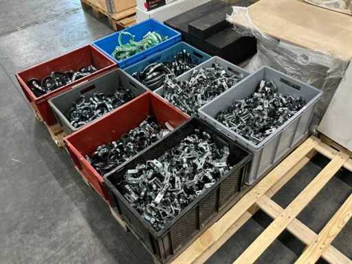 Molte staffe per tubi di varie dimensioni