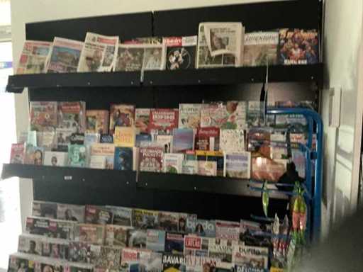 Bibliothèque en deux pièces incluant des magazines