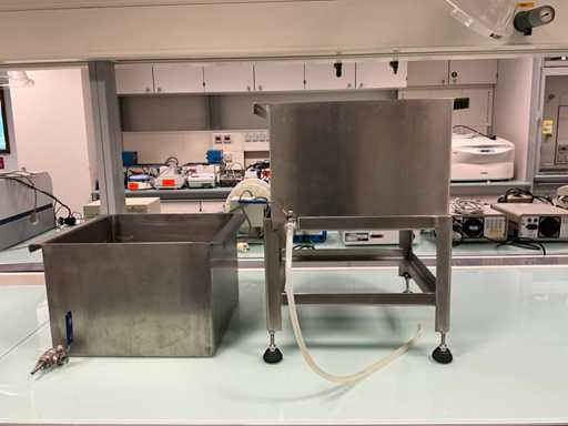 Edelstahltank mit Halterung