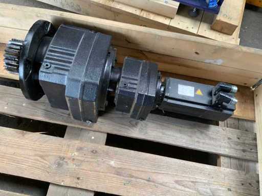 SEW-Eurodrive RF77 R37 AC synchroniczny serwosilnik z przekładnią wyciągową