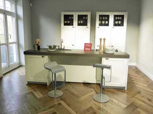Siematic Island Showroom-Küche mit Schrankwand