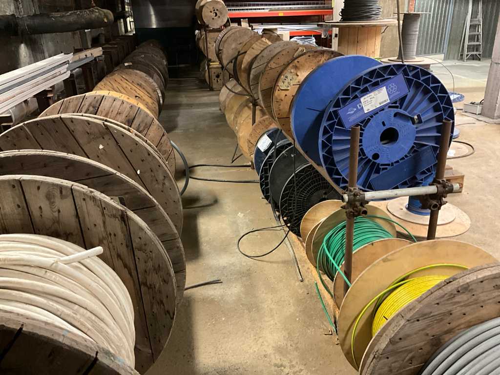 Approx. 85 various reels, electrical cable and steel cable that have already been used