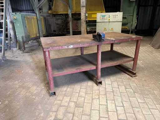 Stół roboczy z imadłem