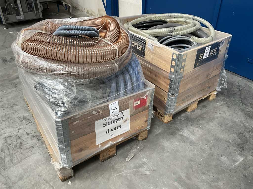 Batch of hoses & casing pipe