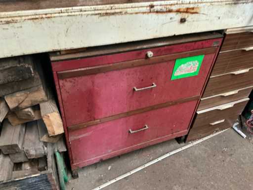 Metal storage cabinet with compressed air couplings