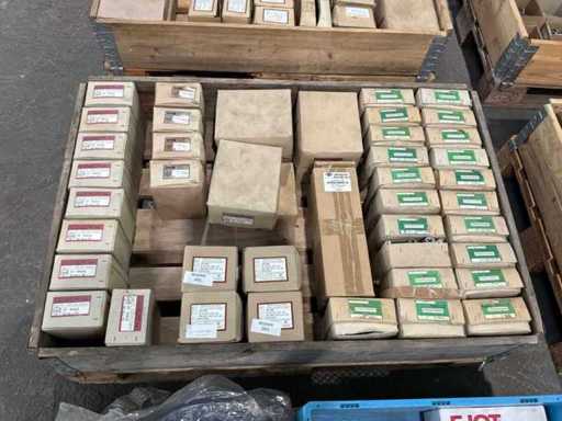 Charge Schrauben mit Muttern (1200x)