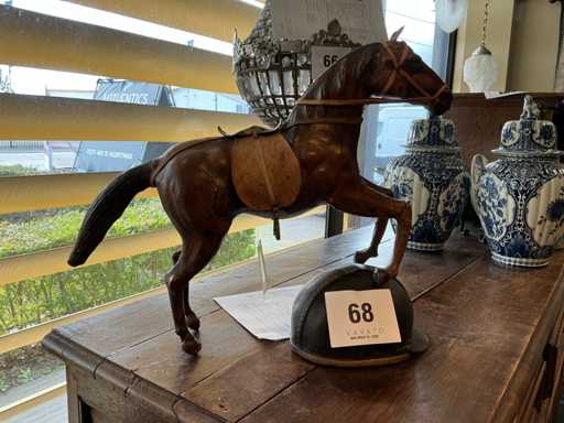 Paard in bruin leder + Jockey ruitercap