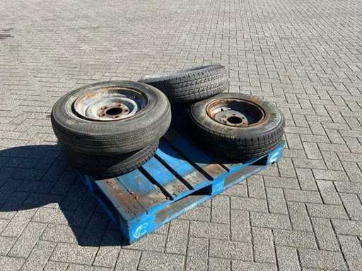 Opona samochodowa (4x)