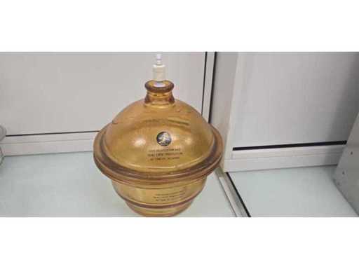 Glass vacuum desiccant